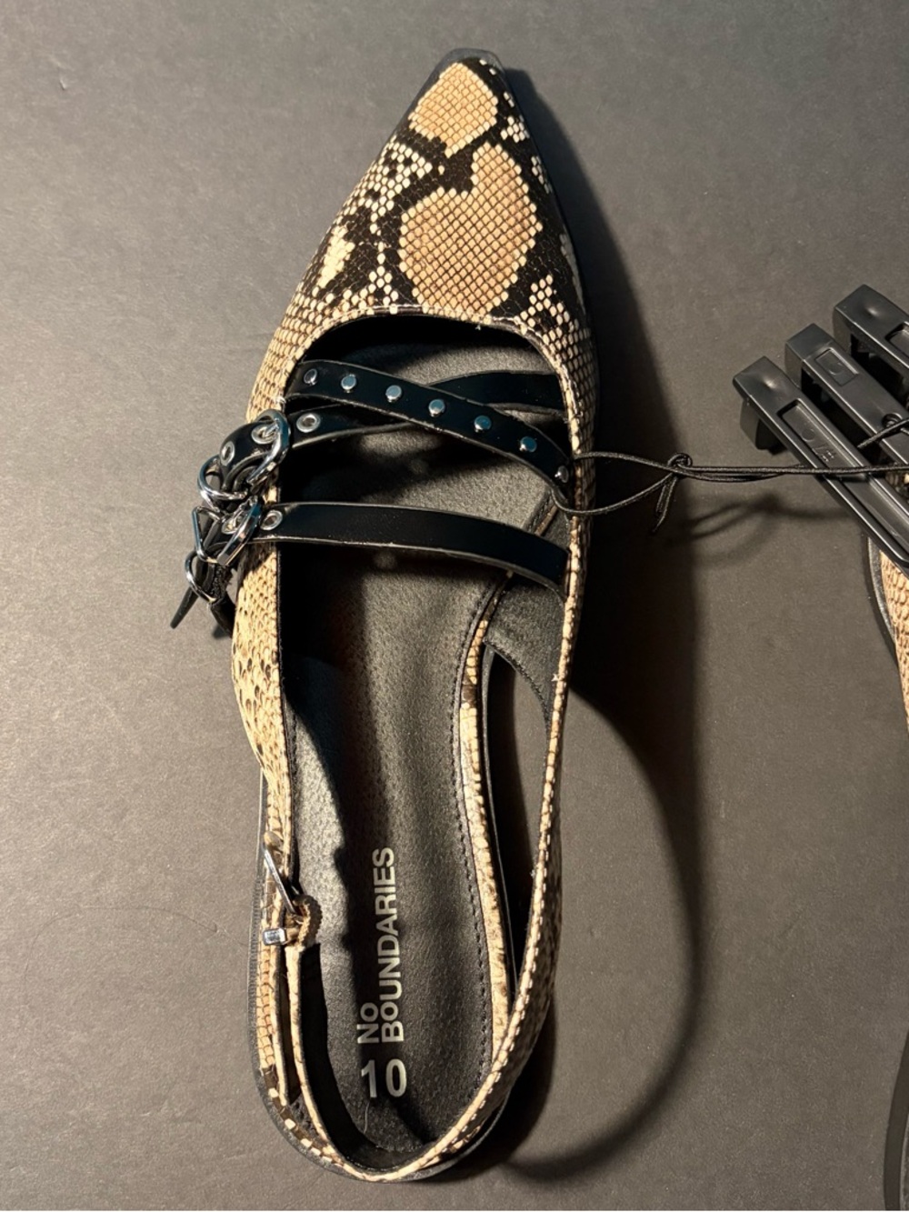 No Boundaries Snakeskin Mary Jane Flats Black Strap Pointed Toe Size 10 - Picture 2 of 6